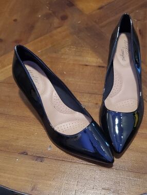 dexflex comfort Black Patent Pointed Toe Pumps